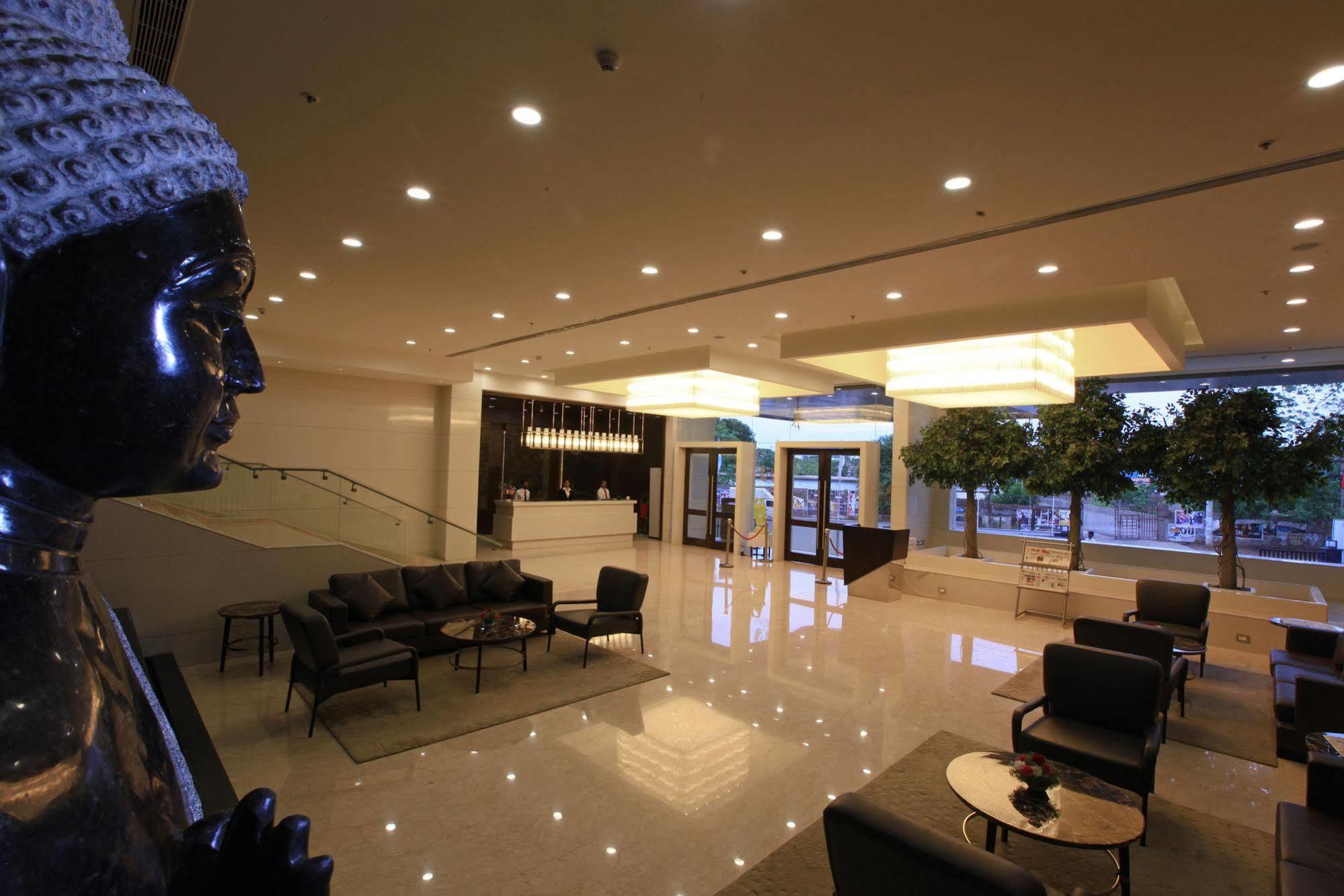 Goutham Grand Hotel - Tenali Vijayawada Bagian luar foto