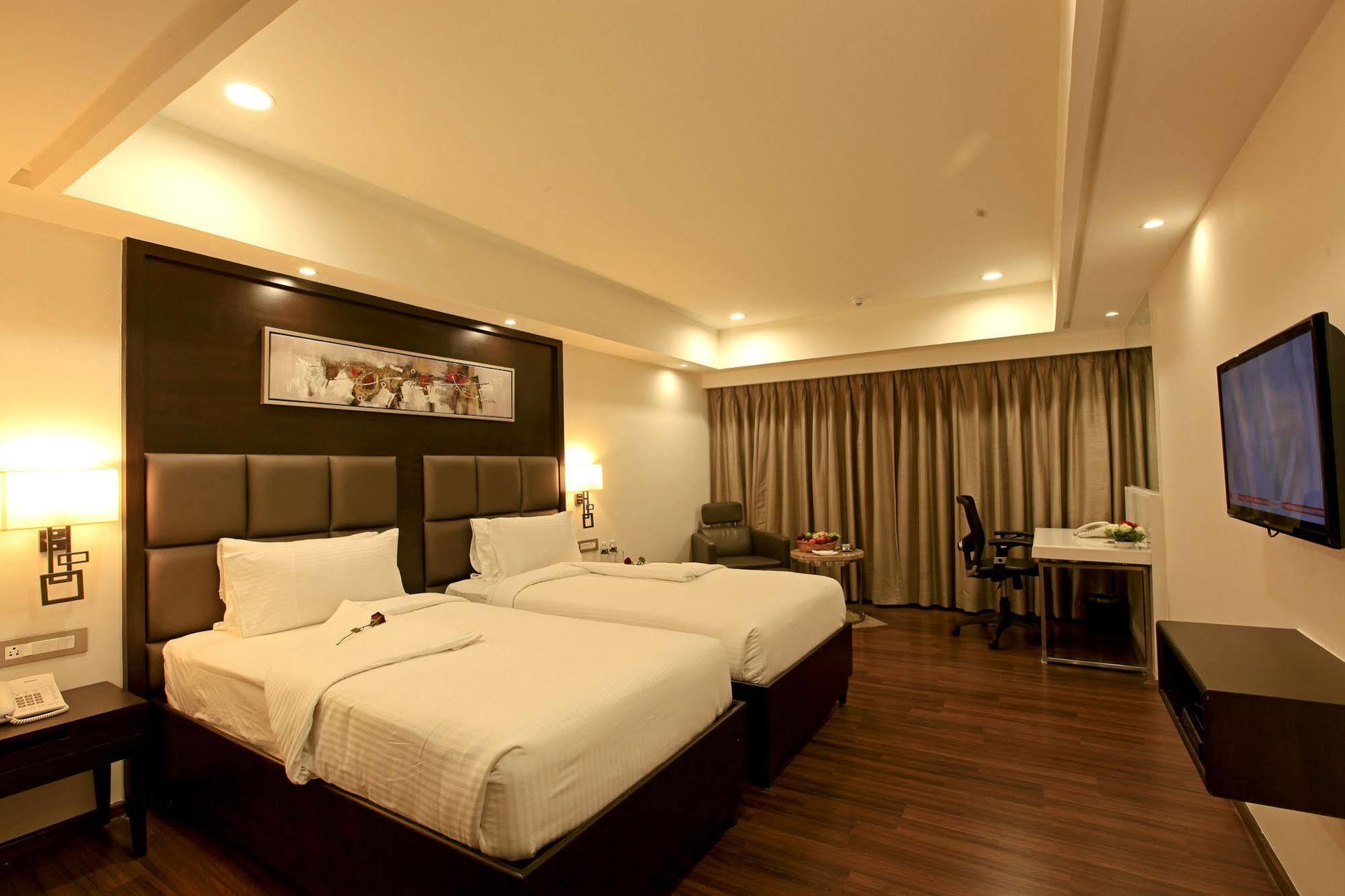 Goutham Grand Hotel - Tenali Vijayawada Bagian luar foto