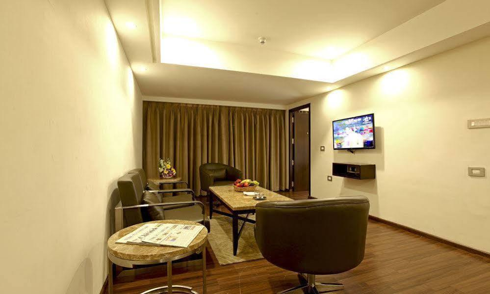 Goutham Grand Hotel - Tenali Vijayawada Bagian luar foto