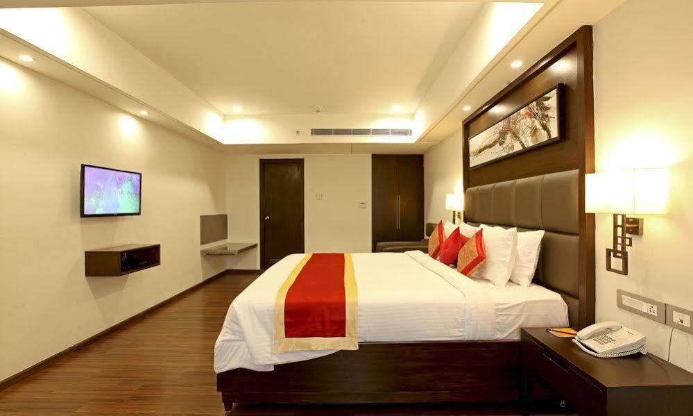 Goutham Grand Hotel - Tenali Vijayawada Bagian luar foto